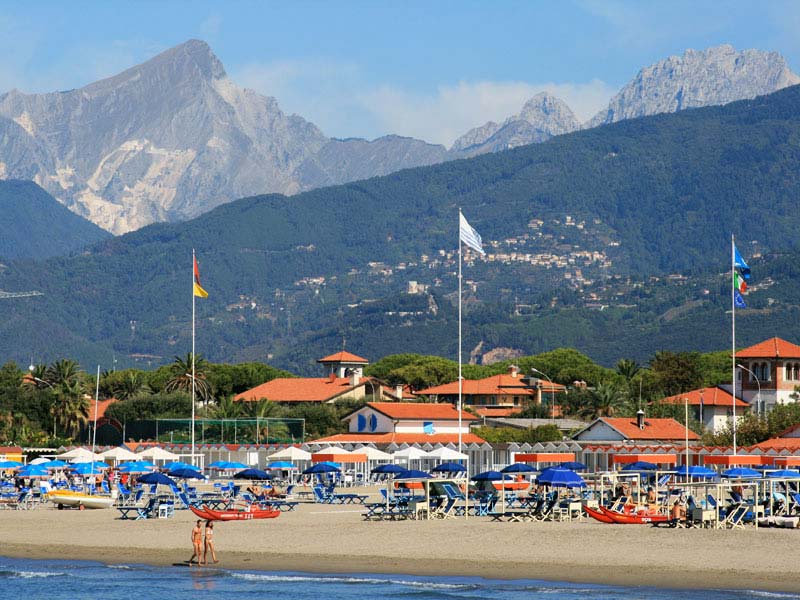 Forte dei Marmi - Spiaggia e Alpi Apuane