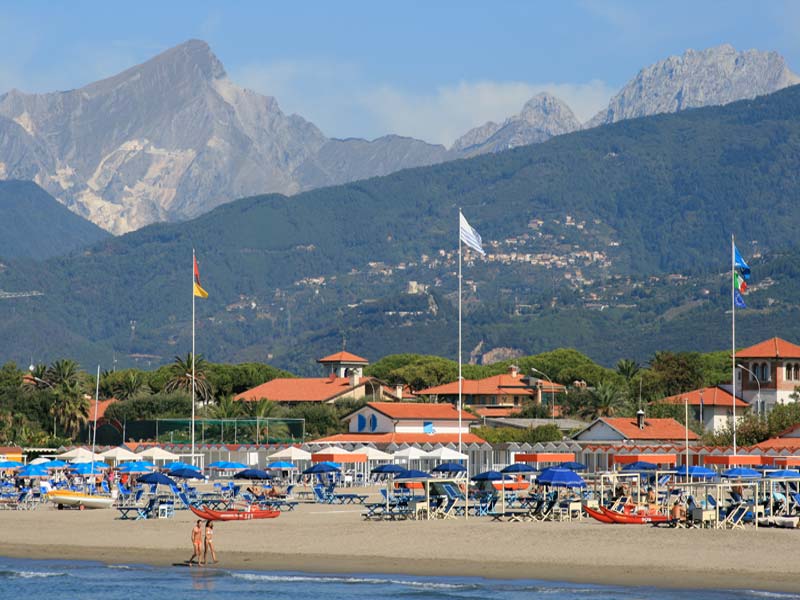 Forte dei Marmi - Spiaggia e Alpi Apuane