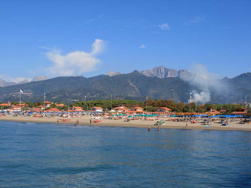 Forte dei Marmi - Spiaggia e Alpi Apuane