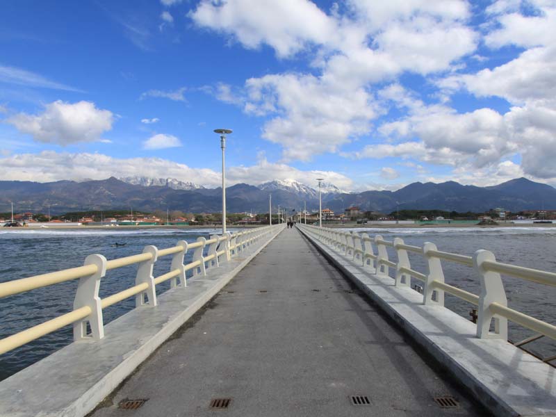 Forte dei Marmi - Pontile con vista sulle Alpi Apuane