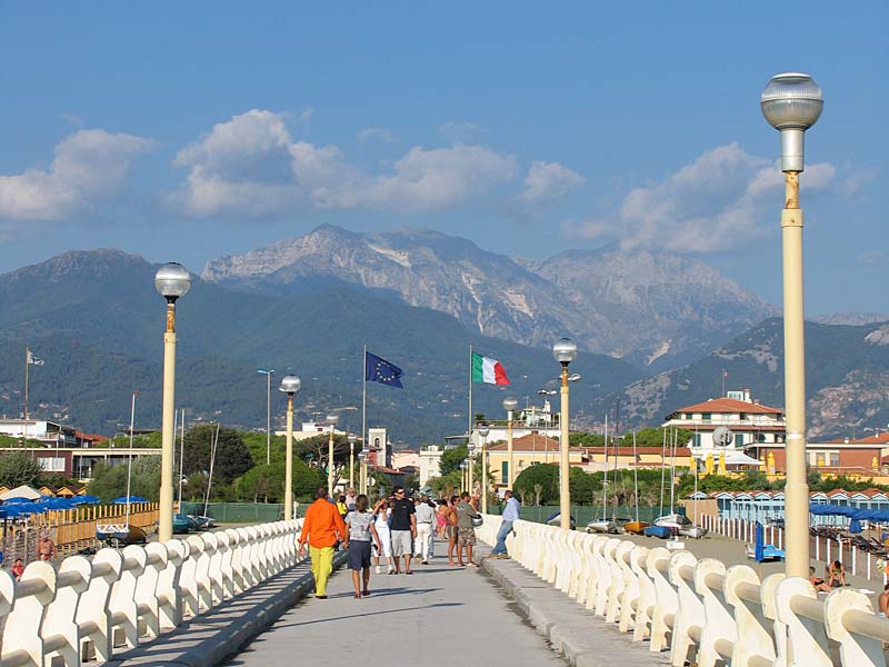 Forte dei Marmi - Pontile con vista sulle Alpi Apuane