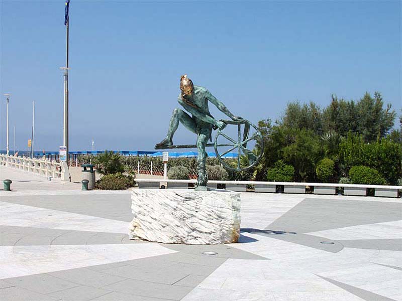 Forte dei Marmi - Scultura Nettuno sulla piazzetta antistante il pontile